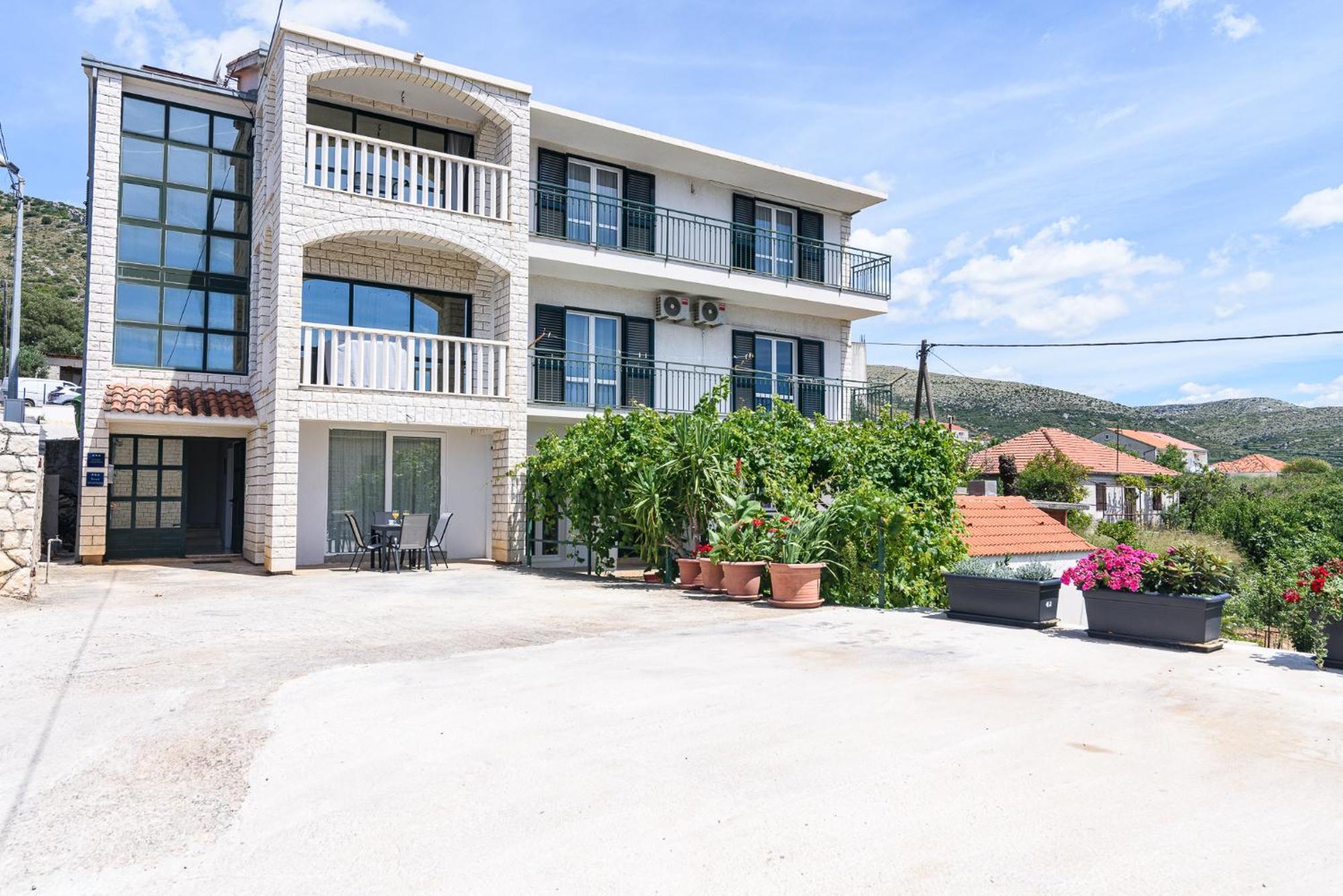 טרוגיר Apartments Eva מראה חיצוני תמונה